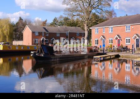 Développement moderne de logements par le canal de Shropshire Union à Market Drayton, Royaume-Uni Banque D'Images