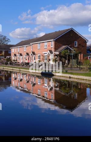 Développement moderne de logements par le canal de Shropshire Union à Market Drayton, Royaume-Uni Banque D'Images