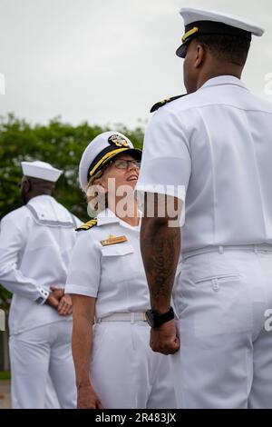 Le capitaine Kimberly Toone, commandant du Commandement de l'instruction opérationnelle en médecine de la Marine (NMOTC), inspecte un marin lors d'une inspection de l'uniforme des blancs habruns, avril 07. Le Commandement de l'instruction opérationnelle en médecine navale (NMOTC) est composé de six détachements nationaux qui offrent une formation médicale spécialisée dans les domaines de l'aviation, de la survie de l'aviation, de la guerre de surface et sous-marine, de la médecine expéditionnaire et des opérations spéciales. Banque D'Images