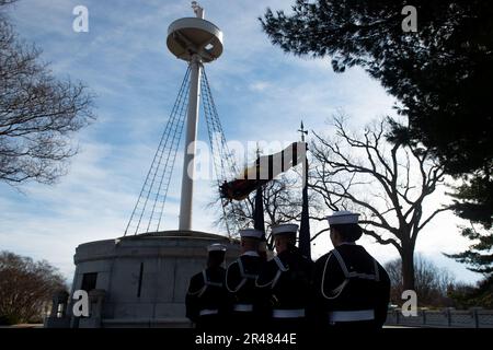 230215-N-FK318-1100 ARLINGTON, Virginie (15 février 2023) la Garde de couleurs de la Marine attend de présenter les couleurs avant une cérémonie de commémoration du 125th anniversaire de l'explosion et du naufrage de l'USS Maine au Mémorial USS Maine, au cimetière national d'Arlington, le 15 février. En janvier 1898, le Maine a été envoyé à la Havane, Cuba, pour protéger les intérêts américains lors de la révolte de longue date des Cubains contre le gouvernement espagnol. Dans la soirée du 15 février, le Maine a coulé lorsque ses magazines de poudre à canon ont explosé, tuant près des trois quarts de l'équipage du cuirassé. Banque D'Images