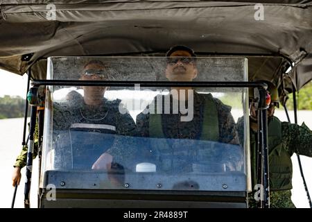 ÉTATS-UNIS Marine corps Gunnery Sgt. Julio Castellanos, officier de bureau du TSC aux États-Unis Les forces des corps marins, au sud, capitent un bateau fluvial de combat colombien sur la rivière Atrato près de la base navale colombienne Turbo, Turbo, Colombie, 24 janvier 2023. ÉTATS-UNIS Corps maritime Lgén David Bellon, commandant des États-Unis Corps des Marines, Sud et États-Unis La Réserve des Forces du corps maritime, son personnel et les dirigeants du bataillon des Amphibiens d'assaut 4th se sont rendus en Colombie pour rencontrer les dirigeants de l'Infantería de Marina Colombiana (corps des Marines colombiennes) afin de continuer à renforcer le partenariat entre les deux Navi Banque D'Images