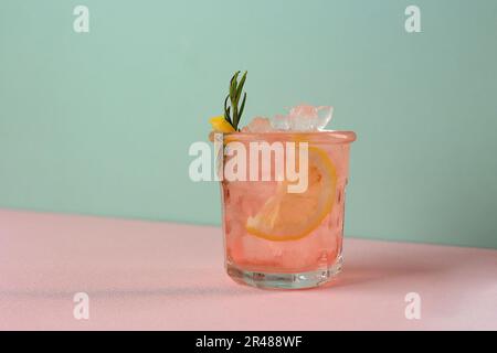 Cocktail Paloma à la limonade rose avec romarin frais, espace de texte Banque D'Images