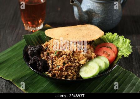 Nasi Goreng Rendang avec des craquelins de crevettes, Rendang est un ragoût traditionnel de bœuf Melayu Minang Banque D'Images