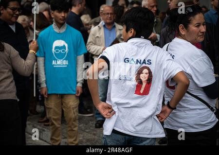 Madrid, Espagne. 26th mai 2023. Les personnes portant des chemises avec les images des dirigeants du Parti populaire lors du rassemblement de clôture de la campagne électorale du Parti populaire (PP), avant les élections régionales qui auront lieu dimanche prochain sur 28 mai. Credit: Marcos del Mazo/Alay Live News Banque D'Images