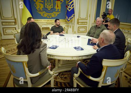 Kiev, Ukraine. 26th mai 2023. Le président ukrainien Volodymyr Zelenskyy, au centre, tient une réunion bilatérale avec le sénateur américain Lindsey Graham, à droite, au Palais Mariinsky, à 26 mai 2023, à Kiev, en Ukraine. Crédit: Pool photo/Bureau de presse présidentiel ukrainien/Alamy Live News Banque D'Images