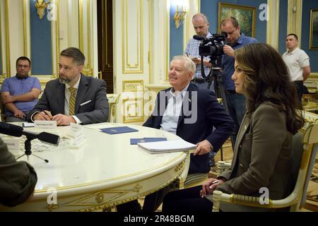 Kiev, Ukraine. 26th mai 2023. Le sénateur américain Lindsey Graham, à droite, écoute lors d'une réunion bilatérale avec le président ukrainien Volodymyr Zelenskyy au Palais Mariinsky, à 26 mai 2023, à Kiev, en Ukraine. Crédit: Pool photo/Bureau de presse présidentiel ukrainien/Alamy Live News Banque D'Images