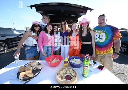 East Rutherford, États-Unis. 26th mai 2023. Les membres de la famille Dahoney s'élantent avant d'assister à un concert de Taylor Swift qui a eu lieu au stade MetLife, East Rutherford, NJ, 26 mai 2023. (Photo par Anthony Behar/Sipa USA) crédit: SIPA USA/Alay Live News Banque D'Images