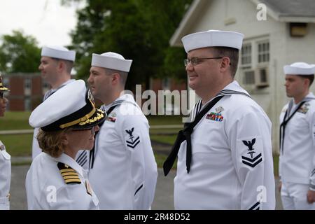 Le capitaine Kimberly Toone, commandant du Commandement de l'instruction opérationnelle en médecine de la Marine (NMOTC), inspecte un marin lors d'une inspection de l'uniforme des blancs habruns, avril 07. Le Commandement de l'instruction opérationnelle en médecine navale (NMOTC) est composé de six détachements nationaux qui offrent une formation médicale spécialisée dans les domaines de l'aviation, de la survie de l'aviation, de la guerre de surface et sous-marine, de la médecine expéditionnaire et des opérations spéciales. Banque D'Images