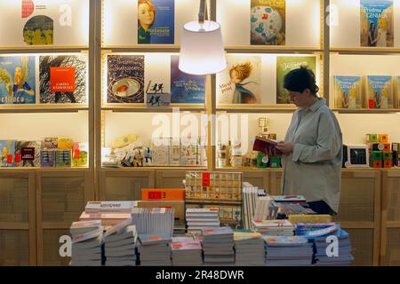 Bucarest, Roumanie. 26th mai 2023. Une femme lit un livre au Bookfest, une foire internationale du livre, à Bucarest, en Roumanie, sur 26 mai 2023. Plus de 200 exposants de Roumanie et de l'étranger, présentant plus d'un million de livres, ont participé au Bookfest. Credit: Cristian Cristel/Xinhua/Alay Live News Banque D'Images