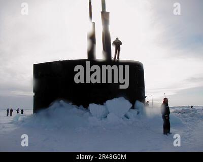 LES marins DE la Marine AMÉRICAINE stationnés à bord du sous-marin d'attaque rapide de classe Los Angeles USS Scranton (SSN 756) sont silhouetés par le soleil arctique Banque D'Images