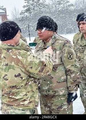 Colonel Russell Lemler, commandant de bataillon, Et le sergent de commandement John Folger, conseiller principal enrôlement, tous deux affectés au 2nd Bataillon, 15th Régiment d'artillerie de campagne, 2nd Brigade combat Team, 10th Mountain Division, a profité de l'occasion pour reconnaître et récompenser quelques soldats exceptionnels lors d'une remise de masse au bataillon le 27 janvier 2023. L'équipe de commandement de la brigade, le colonel Scott D. Wence, commandant de la brigade, et le sergent de commandement Christopher Donaldson, ont participé à la présentation du prix. Banque D'Images