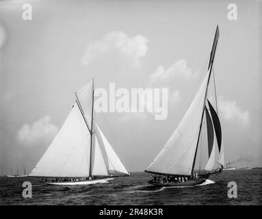 Columbia & amp ; Shamrock, c1899. Columbia était un yacht de course américain conçu et construit en 1898-99 par Nathanael Herreshoff et The Herreshoff Manufacturing Company pour les propriétaires J. Pierpont Morgan et Edwin Dennison Morgan du New York Yacht Club. En 1899, elle a été la défenseuse de la dixième course de la coupe de l'Amérique contre le challenger britannique/irlandais Shamrock. Banque D'Images