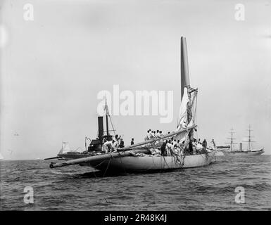 Columbia, 1899 2 août c1899. Colombie avec un mât cassé. Elle était un yacht de course américain conçu et construit en 1898-99 par Nathanael Herreshoff et la Herreshoff Manufacturing Company pour les propriétaires J. Pierpont Morgan et Edwin Dennison Morgan du New York Yacht Club. En 1899, elle a été la défenseuse de la dixième course de la coupe de l'Amérique contre le challenger britannique Shamrock. La Colombie avait un cadre en acier nickelé, une coque en bronze et un mât en acier. Banque D'Images