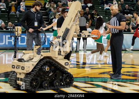 Un robot de L3Harris T7 munitions explosives remet le ballon à un arbitre pour commencer le match de basket-ball masculin entre Wright State et Detroit Mercy le 6 janvier 2023, au Nutter Center de Fairborn, Ohio. L'école a tenu sa soirée d'appréciation militaire alors que des aviateurs de la base aérienne Wright-Patterson ont participé à différentes activités pendant le match. Banque D'Images