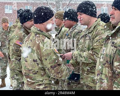 Colonel Russell Lemler, commandant de bataillon, Et le sergent de commandement John Folger, conseiller principal enrôlement, tous deux affectés au 2nd Bataillon, 15th Régiment d'artillerie de campagne, 2nd Brigade combat Team, 10th Mountain Division, a profité de l'occasion pour reconnaître et récompenser quelques soldats exceptionnels lors d'une remise de masse au bataillon le 27 janvier 2023. L'équipe de commandement de la brigade, le colonel Scott D. Wence, commandant de la brigade, et le sergent de commandement Christopher Donaldson, ont participé à la présentation du prix. Banque D'Images