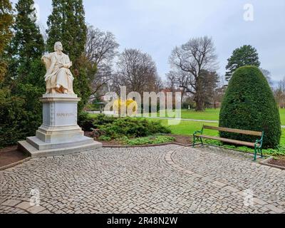 Statue en marbre du poète et écrivain autrichien Robert Hamerling assis dans une chaise dans le parc de la ville Stadtpark, à Graz, région de Steiermark, Autriche. Sél Banque D'Images