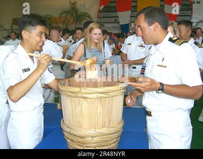 LES marins DE la Marine AMÉRICAINE participant au RIMPAC 2002 assistent à la réception de clôture Banque D'Images