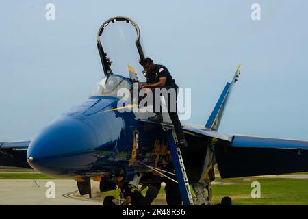 Point Mugu, Cailf. (18 mars 2023) États-Unis L'escadron de démonstration de vol de la Marine, les Blue Angels, et par les États-Unis L'escadron de démonstration de la Force aérienne, The Thunderbirds, co-titre du 2023 point Mugu Air Show 18-19 mars, à la base navale du comté de Ventura (NBCV), point Mugu. Banque D'Images