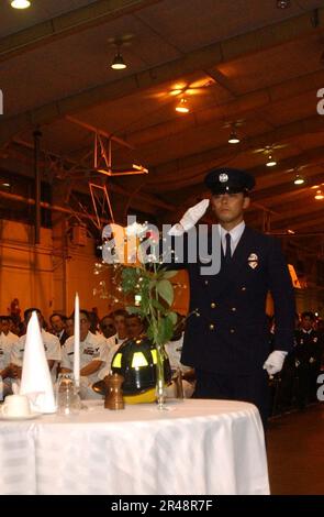 Le commandant DE la Marine AMÉRICAINE le ministère des incendies consolidé du Japon rend hommage aux héros de 11 septembre Banque D'Images