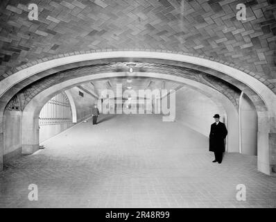 Inclinaison vers le concourse de banlieue, Grand Central terminal, New York Lignes centrales, New York, c.between 1910 et 1920. Banque D'Images