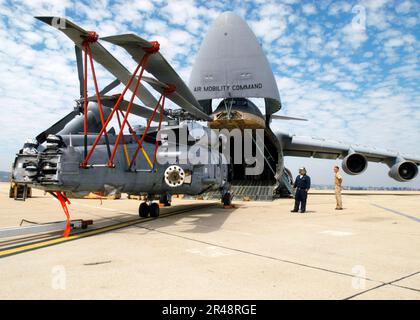 US Navy un SH-60B 'sea Hawk' du 43e Escadron anti-sous-marin hélicoptère (HSL 43) est prêt à être chargé sur une Galaxie C-5B de la Force aérienne Banque D'Images