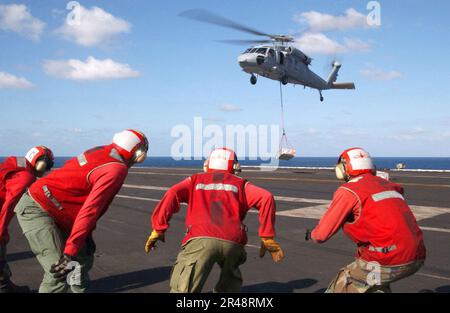 LES soldats de l'aviation DE LA Marine AMÉRICAINE de la Triman et de la 3e Escadre aérienne du transporteur (CVW-3) se préparent à déplacer des munitions Banque D'Images