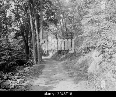 Split Rock Road, Ethan Allen Park, Burlington, T., c.between 1910 et 1920. Banque D'Images