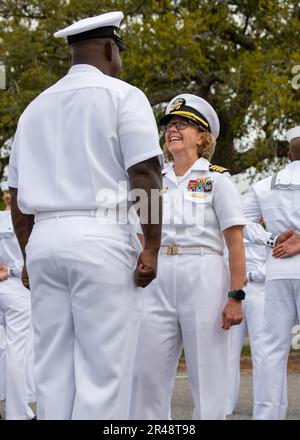 Le capitaine Kimberly Toone, commandant du Commandement de l'instruction opérationnelle en médecine de la Marine (NMOTC), inspecte un marin lors d'une inspection de l'uniforme des blancs habruns, avril 07. Le Commandement de l'instruction opérationnelle en médecine navale (NMOTC) est composé de six détachements nationaux qui offrent une formation médicale spécialisée dans les domaines de l'aviation, de la survie de l'aviation, de la guerre de surface et sous-marine, de la médecine expéditionnaire et des opérations spéciales. Banque D'Images