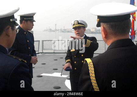 CMDR. MARINE US Chuck Nygaard, commandant de l'USS Paul F. Foster (DD 964), discute des opérations de vol avec le vice-SMA DIN Yi Ping Banque D'Images