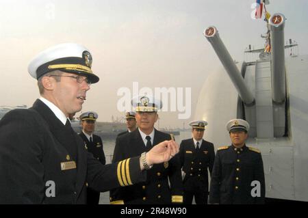 CMDR. MARINE US Chuck Nygaard Commandant de l'USS Paul F. Foster (DD 964), demande des renseignements sur les systèmes d'armes à bord du destroyer chinois Qingdao (DD 113) Banque D'Images