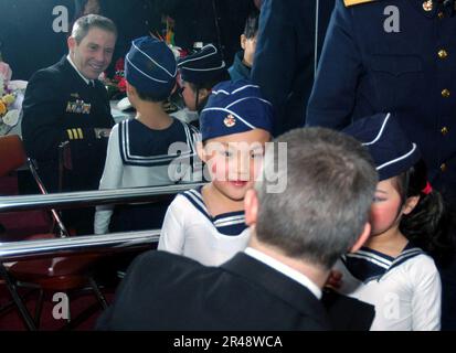 CMDR. MARINE US Chuck Nygaard parle avec des enfants de la maternelle navale de la flotte de la mer du Nord Banque D'Images