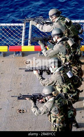 LES Marines DE la Marine AMÉRICAINE participent à des exercices de feu en direct sur les armes légères Banque D'Images