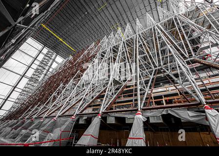 ÉTATS-UNIS AIR FORCE ACADEMY, COLORADO – La chapelle des cadets vue sous un abri extérieur blanc de 150 pieds de haut alors que les travaux de réparation et de restauration se poursuivent au 30 mars 2023 aux États-Unis Air Force Academy à Colorado Springs, Colorado La chapelle a été fermée début septembre 2019 pour permettre les réparations et la restauration nécessaires. Banque D'Images