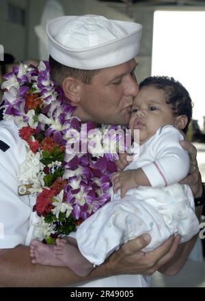 LA classe 1st du gardien DE magasin DE LA Marine AMÉRICAINE rencontre son petit-fils pour la première fois peu de temps après son retour par avion après un déploiement de six mois à bord du destroyer USS Fletcher (DD 992) en soutien à Ope Banque D'Images