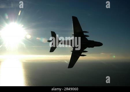 US Navy un EA-6B ''Prowler'' de l'escadron d'attaque électronique One Twenty Eight (VAQ-128) effectue un exercice d'entraînement de routine Banque D'Images