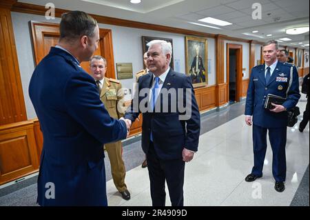 Le général de division Julian Cheater, à gauche, sous-secrétaire adjoint de l'Armée de l'Air pour les affaires internationales, salue le ministre roumain de la Défense Angel Tîlvăr avant une réunion au Pentagone, Arlington, Virginie, 31 mars 2023. Tîlvăr et Kristyn Jones, secrétaire adjoint de la Force aérienne pour la gestion financière et contrôleur, exerçant les fonctions de sous-secrétaire de la Force aérienne, ont discuté de l'engagement des États-Unis envers le transfert d'avions de chasse F-16 de Norvège et de l'importance du partenariat stratégique entre les États-Unis et la Roumanie. Banque D'Images