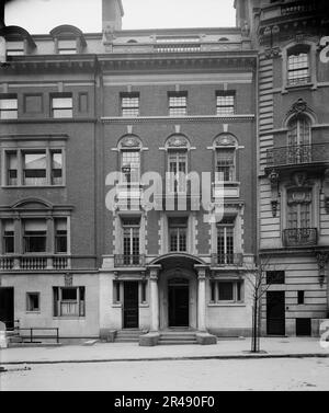 Maison de ville de quatre étages avec fronton incurvé, peut-être New York, New York, entre 1900 et 1910. Banque D'Images