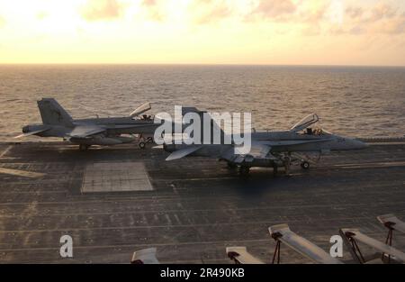 US Navy deux F-A-18C ''Hornetss'' affectés aux ''Golden Dragons'' de l'escadron de combat de Strike un neuf deux (VFA-192) sont prêts pour un lancement rapide si nécessaire Banque D'Images