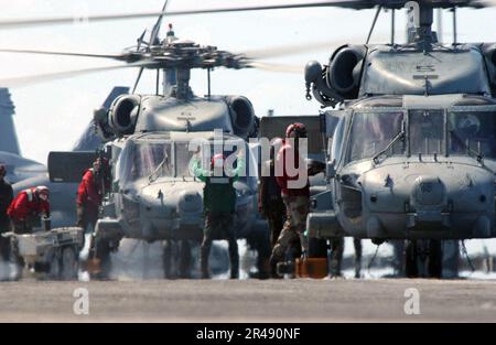 LES soldats DE l'aviation DE LA marine AMÉRICAINE à bord de l'USS Carl Vinson (CVN 70) chargent l'équipement dans deux Seahawks HH-60H en attente affectés à l' Banque D'Images