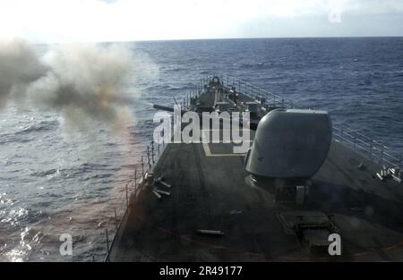 US Navy Un fusil MK 45 de calibre 51 déclenche une ronde lors d'un tir de surface à surface à bord du destroyer USS O'Bannon de la classe Spruance (DD 987) Banque D'Images