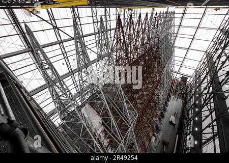 ÉTATS-UNIS AIR FORCE ACADEMY, COLORADO – La chapelle des cadets vue sous un abri extérieur blanc de 150 pieds de haut alors que les travaux de réparation et de restauration se poursuivent au 30 mars 2023 aux États-Unis Air Force Academy à Colorado Springs, Colorado La chapelle a été fermée début septembre 2019 pour permettre les réparations et la restauration nécessaires. Banque D'Images
