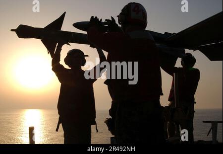 LES soldats DE l'aviation DE LA MARINE AMÉRICAINE chargent un missile air-air AIM-9M Sidewinder sur un F-A-18 Hornet Banque D'Images