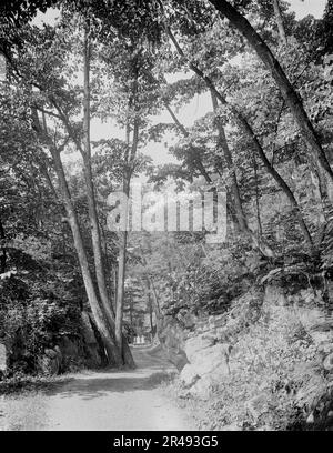 Split Rock Road, Ethan Allen Park, Burlington, T., entre 1900 et 1920. Banque D'Images