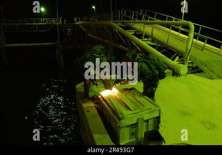 LES opérateurs DE guerre navale spéciale DE LA MARINE AMÉRICAINE inspectent un conteneur d'expédition situé au terminal pétrolier de Mina Al Bakar en Irak Banque D'Images