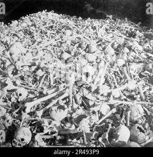 Un tas d'os dans le cimetière, Nécropole Cristobal Colon, la Havane, entre 1895 et 1910. Banque D'Images