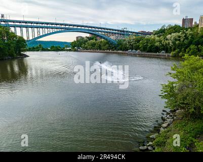 Le pont Henry Hudson traversant le ruisseau Spuyten Duyvil. New York, États-Unis. Banque D'Images