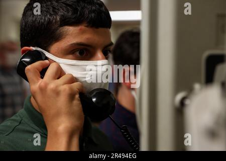 De nouvelles recrues de la Fox Company, 2nd Recruit Training Battalion, arrivent à bord du Marine corps Recruit Depot Pariris Island, S.C., 3 avril 2023. Au cours de leur première nuit à bord du dépôt, les recrues feront un appel téléphonique à la maison, recevront leur coupe de cheveux pour la première recrue, recevront leur uniforme et compléteront le traitement administratif initial. Banque D'Images