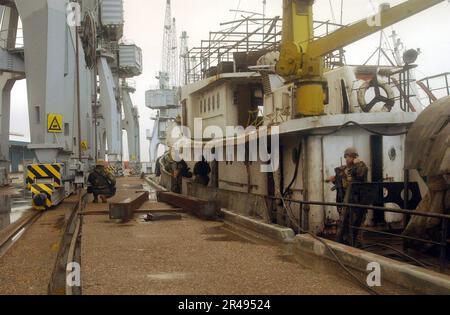 US Navy U.S. Les opérateurs de guerre spéciale navale recherchent des armes et des cargaisons illégales sur un navire iraquien Banque D'Images