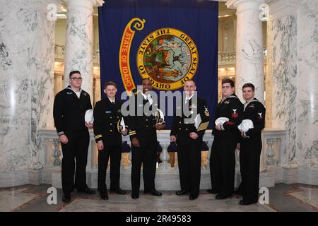 230125-N-GR655-0253 BOISE, Idaho (25 janvier 2023) – des membres d'équipage du futur USS Idaho (SSN 799) se posent devant le drapeau de l'État de l'Idaho lors d'une visite de l'édifice de la capitale à Boise, Idaho, le 25 janvier. Cette visite s’inscrivait dans le cadre d’une visite plus importante des membres de l’équipage dans leur futur État de sous-marin de classe Virginia, où les marins apprennent plus au sujet de la riche histoire et des traditions militaires de l’Idaho, et partagent leurs histoires de la Marine et construisent des relations au sein de la communauté. Le futur USS Idaho est actuellement construit au chantier naval Electric Boat de General Dynamics Corp. À Groton, Banque D'Images