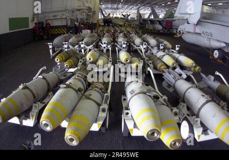 MARINE AMÉRICAINE dans la baie hangar à bord de l'USS Nimitz (CVN 68), la munitions est inspectée avant d'être transportée sur le pont de vol du navire et téléchargée sur divers aéronefs Banque D'Images